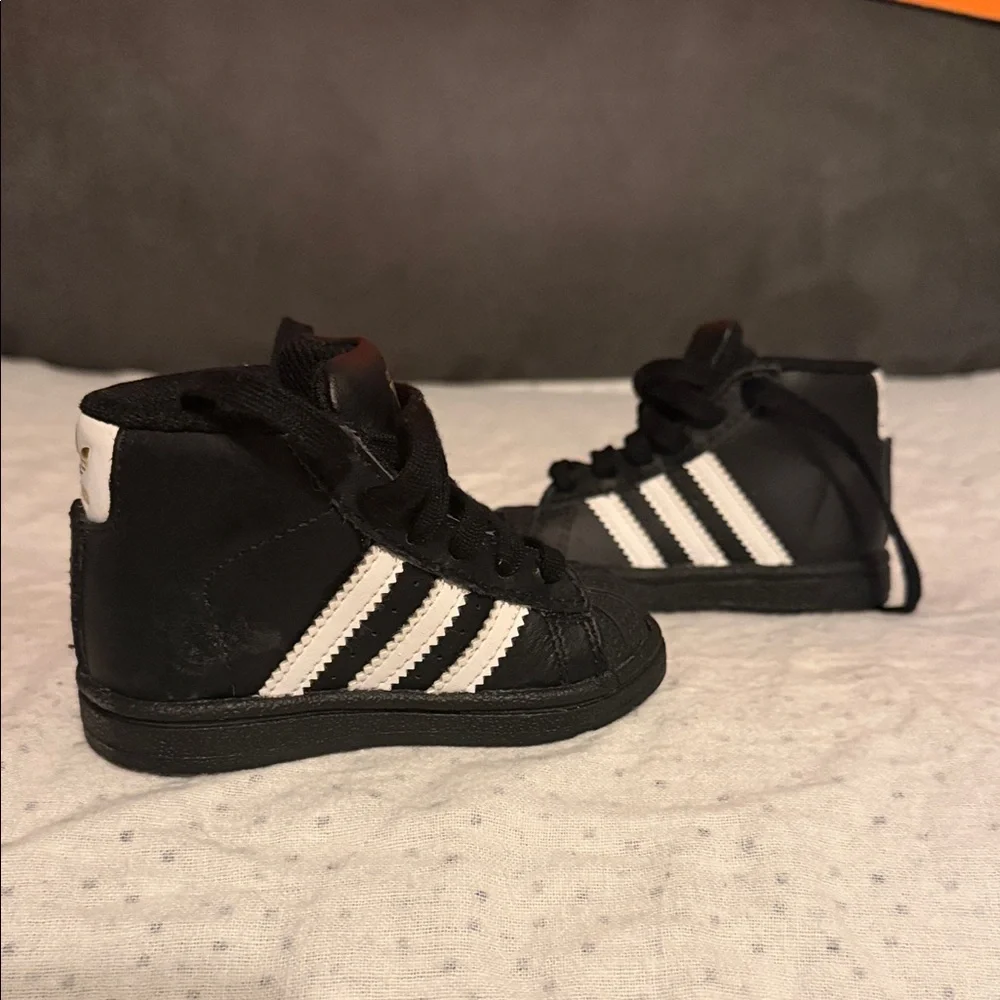 Adidas Kids Black Sneakers with Gold Details toddler size 4K